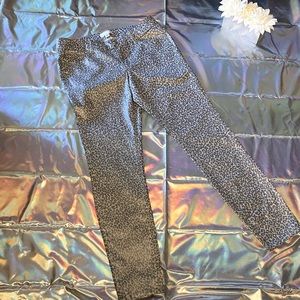 👖Forever 21 Metallic Silver Leopard Print Jeans🐆